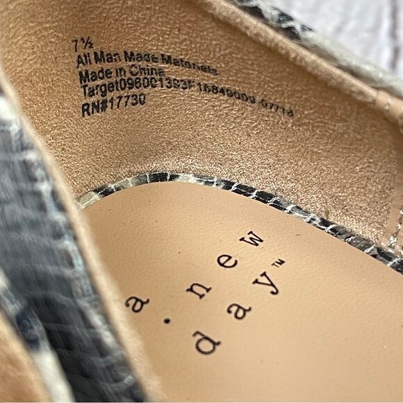 A NEW DAY snakeskin print point toe flats shoes NEW, size 7.5 - Picture 3 of 9